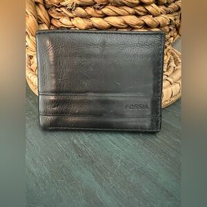 Fossil men’s trifold leather black wallet